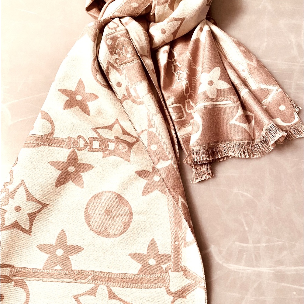 Lady Scarf - Picture 2 of 8